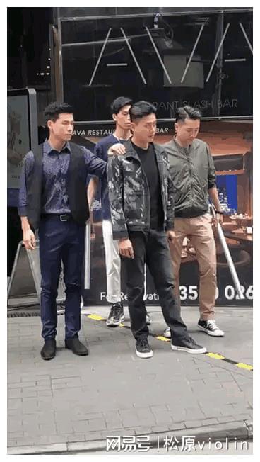 黄宗泽再现巴士跳舞名场面，青春回忆与经典重现