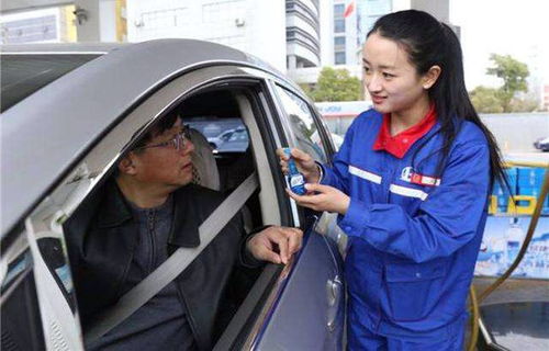 如何清洁汽车加油标志 如何清洁汽车加油标志