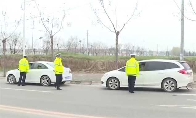 护学民警在校园门前紧急刹车，私家车在校门口溜车，险些引发交通事故