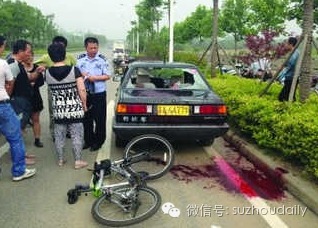 意外发生，一位小伙子骑车撞上绿化带后不幸飞进居民家中