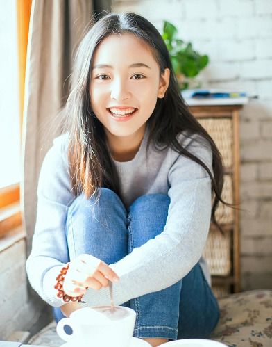 吴倩重返武汉大学拍写真