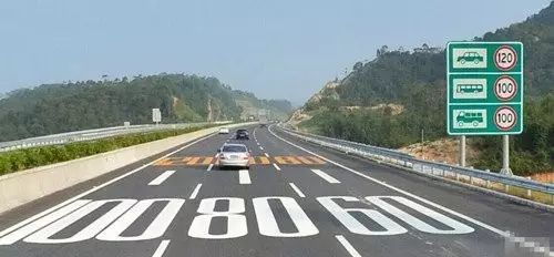 汽车拐弯车道应预留多少米？