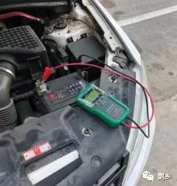 汽车电瓶液位过低时的正确处理方法