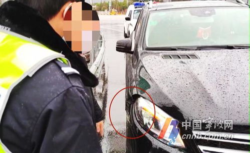 事故的瞬间，男子驾驶车辆遭遇开门杀，两个车门均被剐蹭