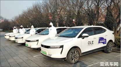 销售汽车及相关配件，这是长城汽车的主要收入来源，包括轿车、SUV、MPV等车型