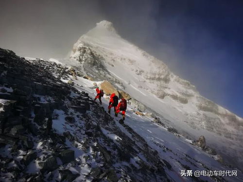 群山之巅的挑战与团结—我们如何面对狂风巨浪？