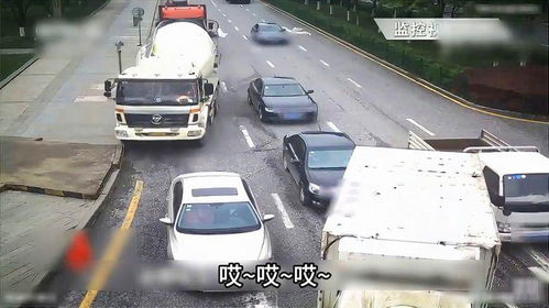 紧急避险，前方货车变道，后方车辆瞬间加速致意外