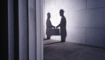 隐私的边界与法律的底线—男子裸露下体偷进房间的秘密