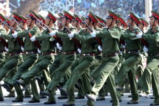 中国军人在越南逛街的惊人一瞥，他们为何如此整齐？